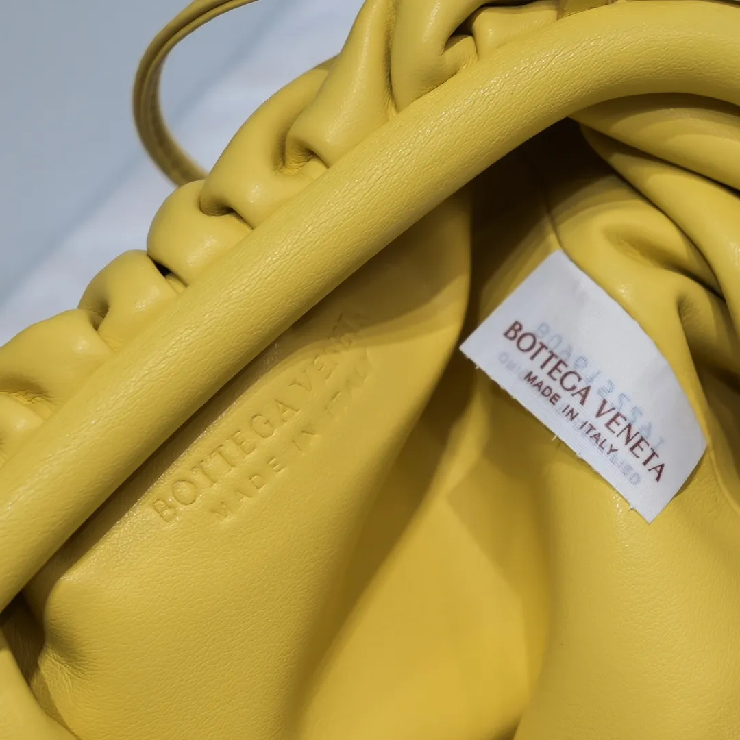 Batch 1120 Bottega Veneta cloud bag ☁️POUCH series Original plain calfskin, super low-key and attractive, soft and casual. Major internet celebrity bloggers are crazy about calling it fashionable and classy, ​​lazy and intellectual. Small size: 23*13*8 (small cloud plain) tapioca color